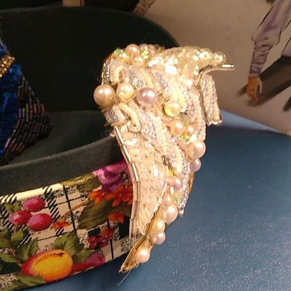 Vogue Pattern Set with Floral Box Four Beaded Applique Embellishments - Picture 3 of 9